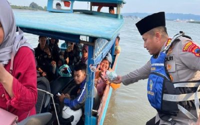 Unik! Kapolresta Cilacap Naik Kapal Bagikan Takjil ke Nelayan di Perairan Cilacap